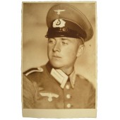 Unteroffizier de la Wehrmacht con uniforme de gala y gorra de visera